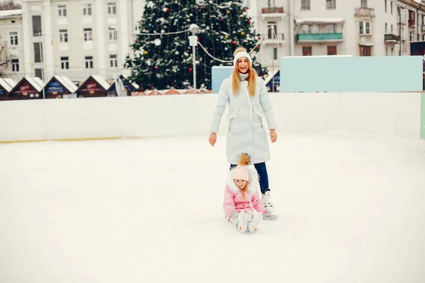 Mignon et belle famille dans une ville d'hiver — Photo