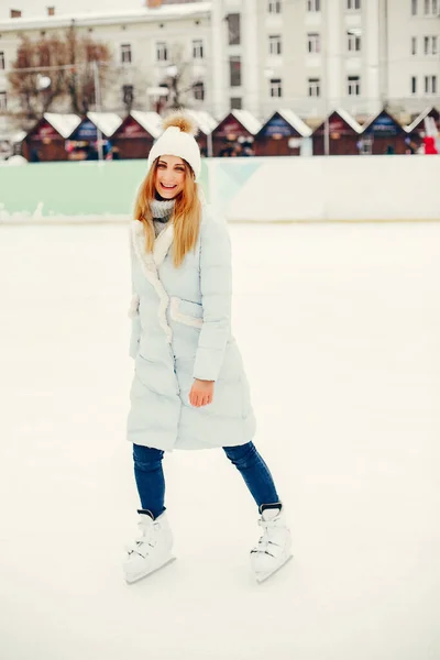 Menina bonito e bonito em uma cidade de inverno — Fotografia de Stock