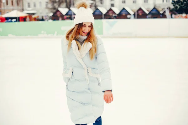 Søt og vakker jente i en vinterby – stockfoto