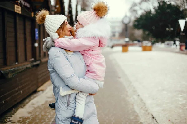 Mãe e filha em um parque de inverno — Fotografia de Stock