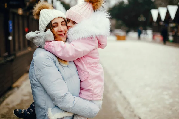 Mãe e filha em um parque de inverno — Fotografia de Stock