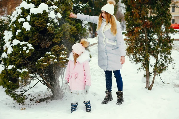 Madre e hija en un parque de invierno —  Fotos de Stock