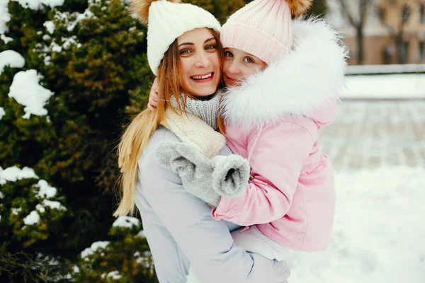 엄마와 딸 겨울 공원 — 스톡 사진