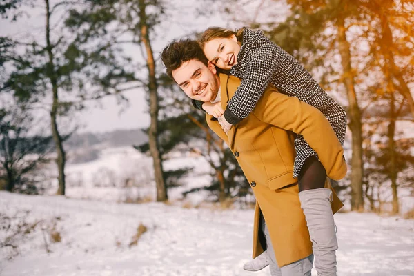 Casal feliz andando pelo parque — Fotografia de Stock