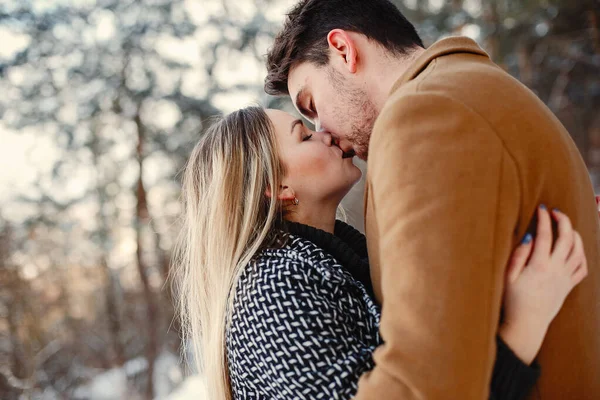 Couple heureux marchant dans le parc — Photo