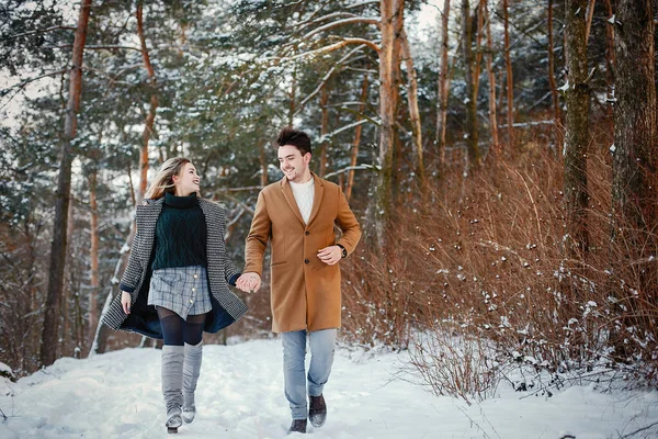 공원을 걷는 행복한 부부 — 스톡 사진