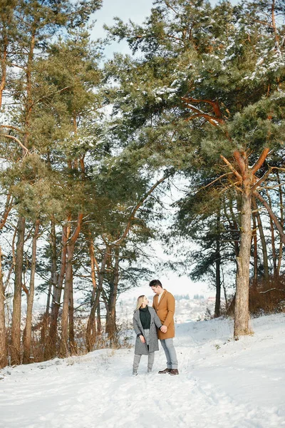 공원에서 행복 한 젊은 부부 — 스톡 사진