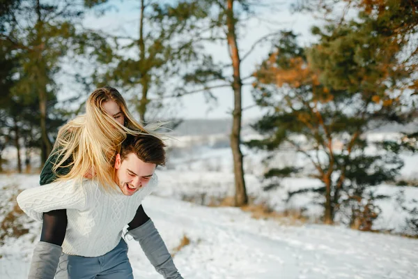 Feliz jovem casal no parque — Fotografia de Stock