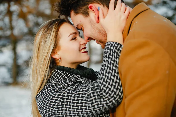 Heureux jeune couple dans le parc — Photo