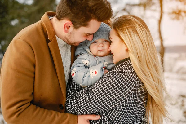 Familia feliz de tres en el parque — Foto de Stock