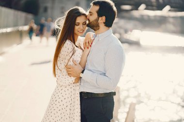 bir şehirde zarif çift