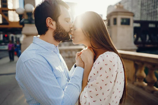 Casal elegante em uma cidade — Fotografia de Stock