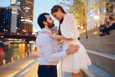 bir şehirde zarif çift