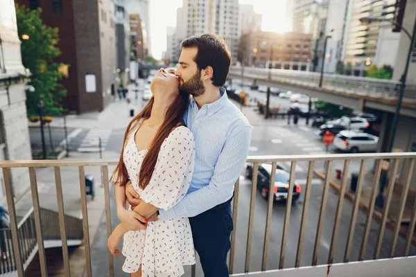 Casal elegante em uma cidade — Fotografia de Stock