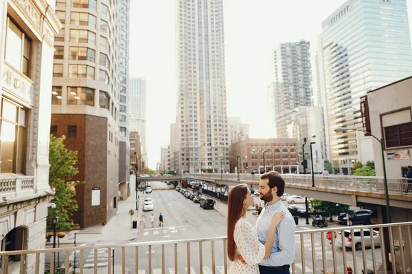 Pareja elegante en una ciudad —  Fotos de Stock