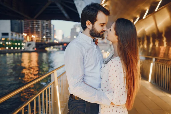 Casal elegante em uma cidade — Fotografia de Stock