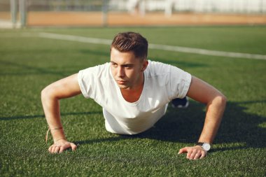 Yaz parkında yakışıklı adam eğitimi.