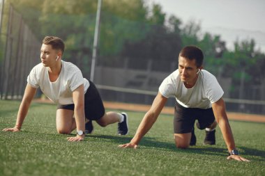 Yaz parkında yakışıklı adam eğitimi.