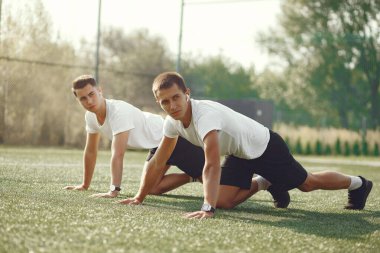 Yaz parkında yakışıklı adam eğitimi.