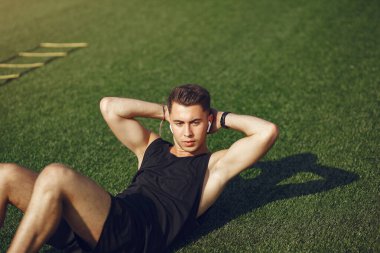 Yaz parkında yakışıklı adam eğitimi.