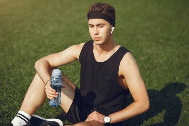 Yaz parkında yakışıklı adam eğitimi.