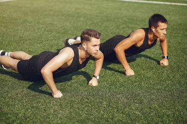 Yaz parkında yakışıklı adam eğitimi.