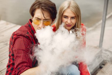 Şık, genç bir çift ve şehirde yeleleri var.