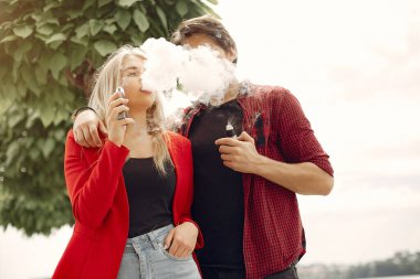 Şık, genç bir çift ve şehirde yeleleri var.