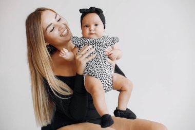 Stüdyoda küçük tatlı bir kızı olan zarif bir anne.