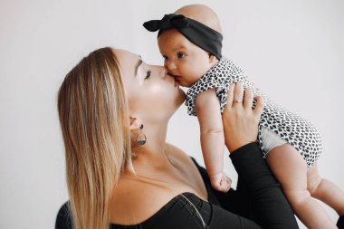 Stüdyoda küçük tatlı bir kızı olan zarif bir anne.