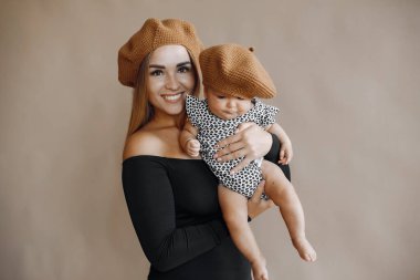 Stüdyoda küçük tatlı bir kızı olan zarif bir anne.