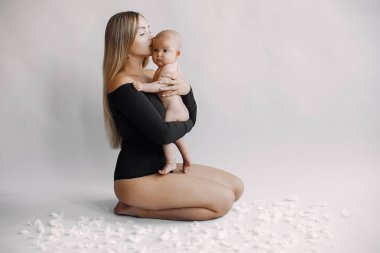 Stüdyoda küçük tatlı bir kızı olan zarif bir anne.