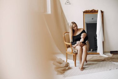 Stüdyoda küçük tatlı bir kızı olan zarif bir anne.