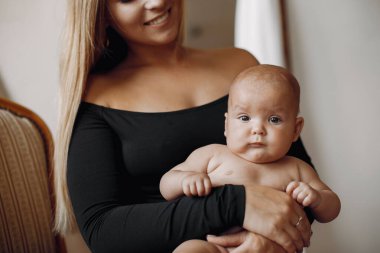 Stüdyoda küçük tatlı bir kızı olan zarif bir anne.