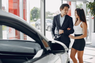 Bir araba galerisinde şık ve zarif bir çift.