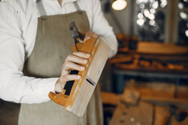 Tahtayla çalışan yakışıklı marangoz.