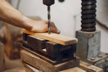 Tahtayla çalışan yakışıklı marangoz.