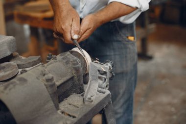 Tahtayla çalışan yakışıklı marangoz.