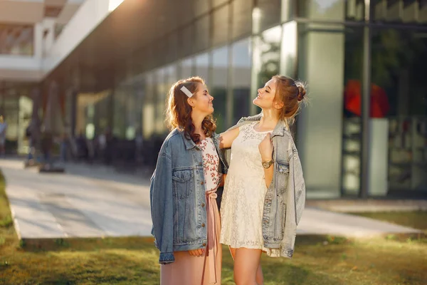 Ragazze eleganti ed eleganti in un parco estivo — Foto Stock