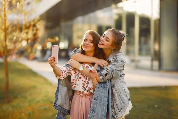 Chicas elegantes y elegantes en un parque de verano —  Fotos de Stock