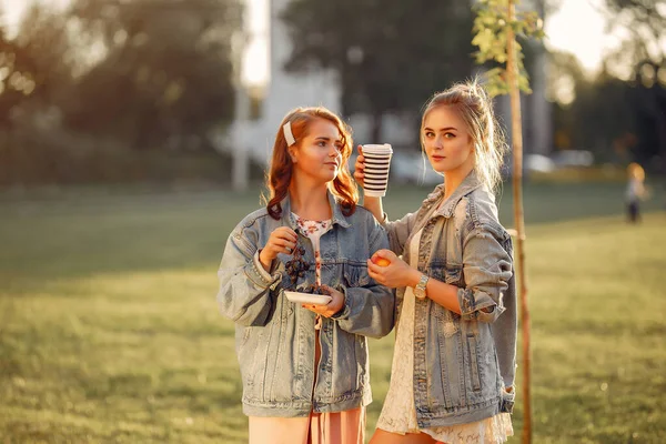 Chicas elegantes y elegantes en un parque de verano —  Fotos de Stock