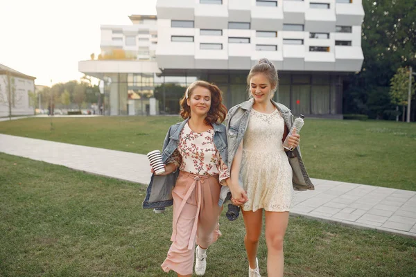 Meninas elegantes e elegantes em um parque de verão — Fotografia de Stock