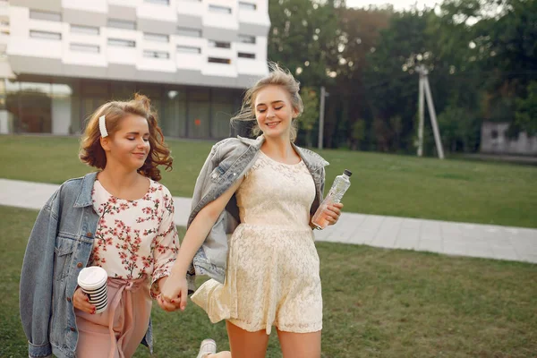 Eleganta och eleganta tjejer i en sommarpark — Stockfoto