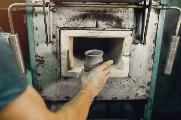 Homem coloca um jaguar em um forno de barro — Fotografia de Stock