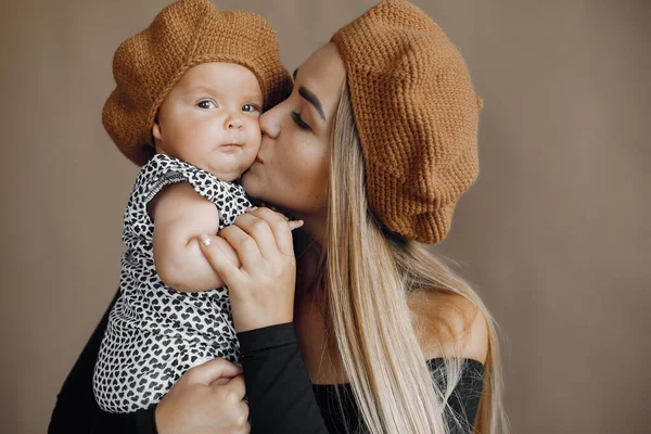 Elegante Mutter mit süßer kleiner Tochter im Studio — Stockfoto