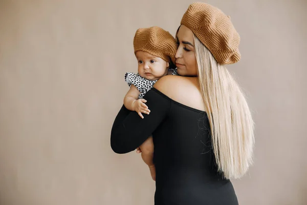 Elegant mama cu drăguț fetiță într-un studio — Fotografie, imagine de stoc