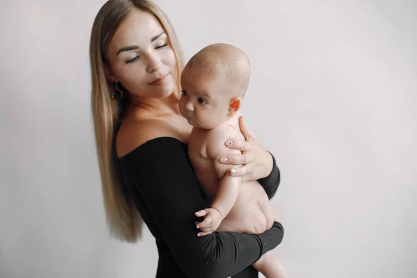 Elegant mama cu drăguț fetiță într-un studio — Fotografie, imagine de stoc