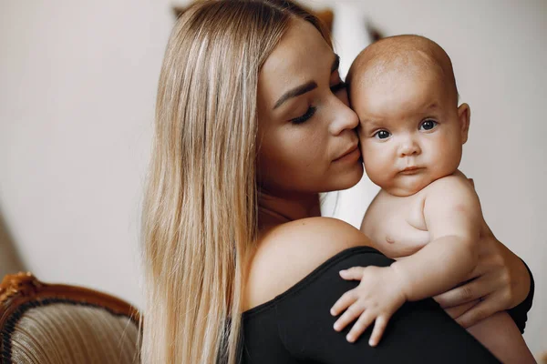 Elegante mãe com filhinha fofa em um estúdio — Fotografia de Stock