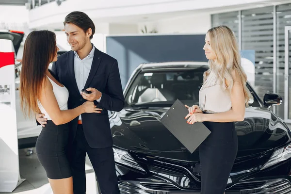 Personas elegantes y elegantes en un salón de coches —  Fotos de Stock