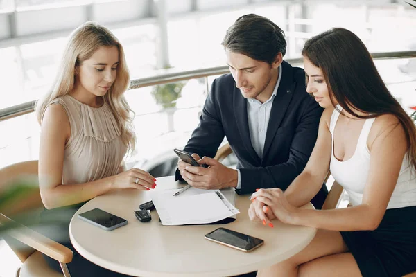 Snygg affärsman som jobbar på kontor — Stockfoto